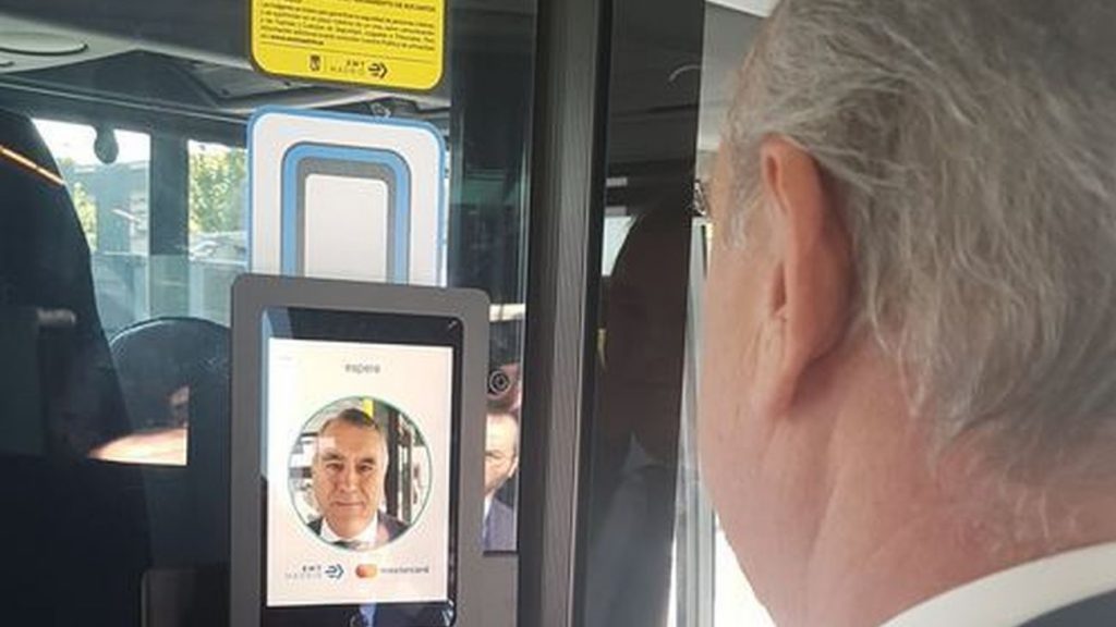 ¿Pagar el autobús con tu rostro? En este lugar ya es una realidad
