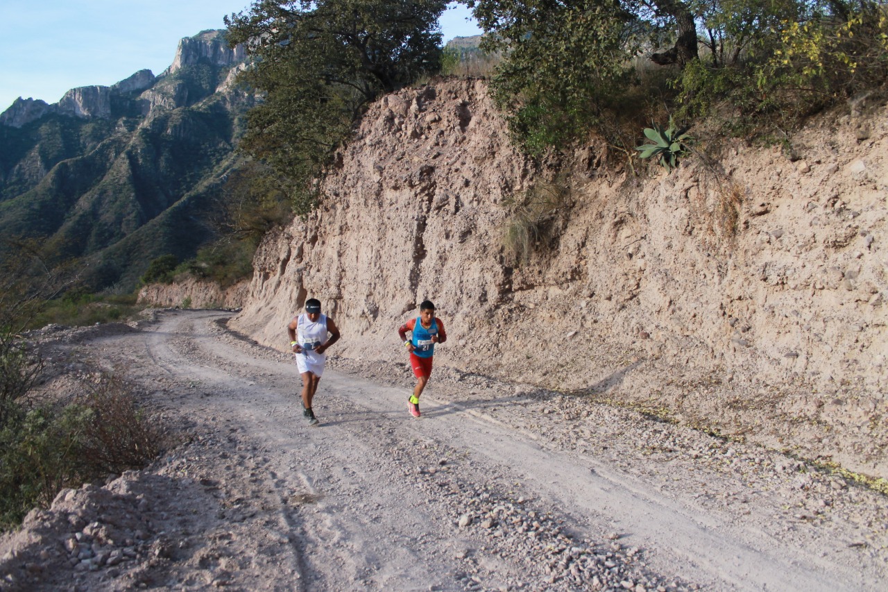Atleta rarámuri Miguel Lara gana Ultramaratón