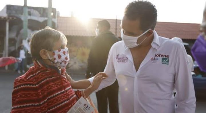 Con despensas y promesas de servicios públicos, Argüelles intenta comprar votos en Morelos
