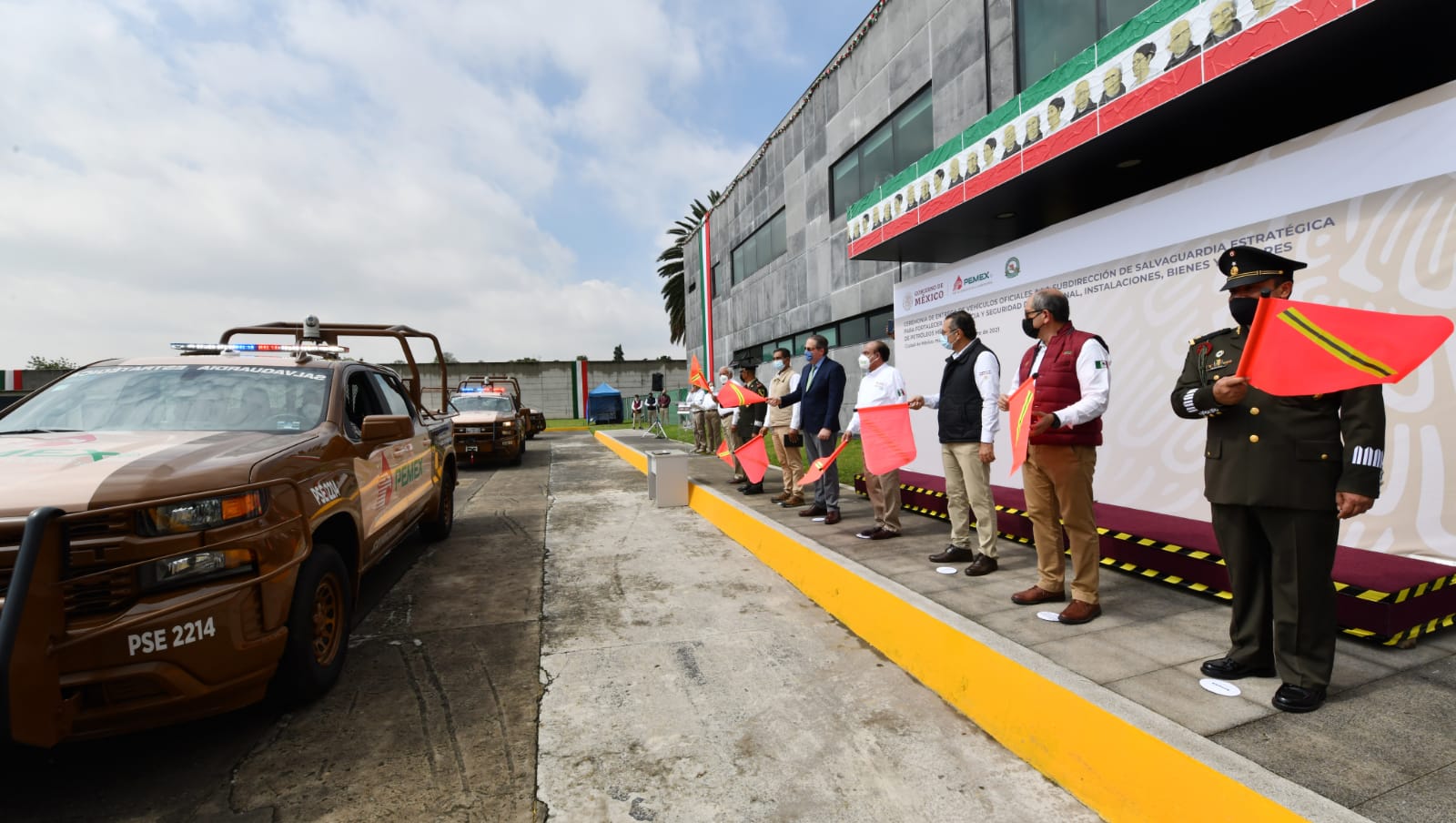 Pemex entrega vehículos equipados a la Subdirección de Salvaguardia Estratégica