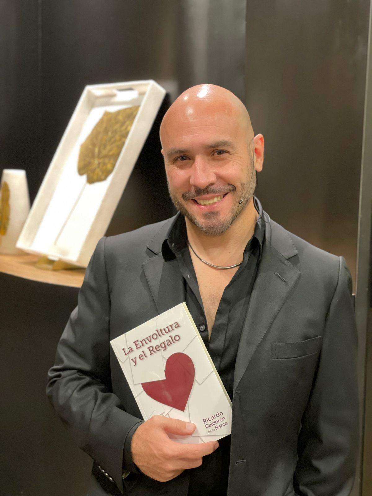 Ricardo Calderón de la Barca presenta su nuevo libro “La  Envoltura y el Regalo”.