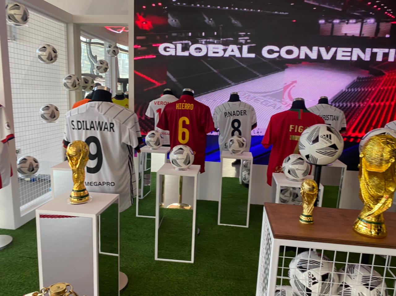 Leyendas del futbol se dan cita en la Global Convention de Omegapro.