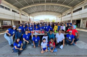 Más de 40 voluntarios de Kandelium, se unieron para rehabilitar la primaria de la localidad ‘Profesor Ramiro Rodríguez Villarreal’. 