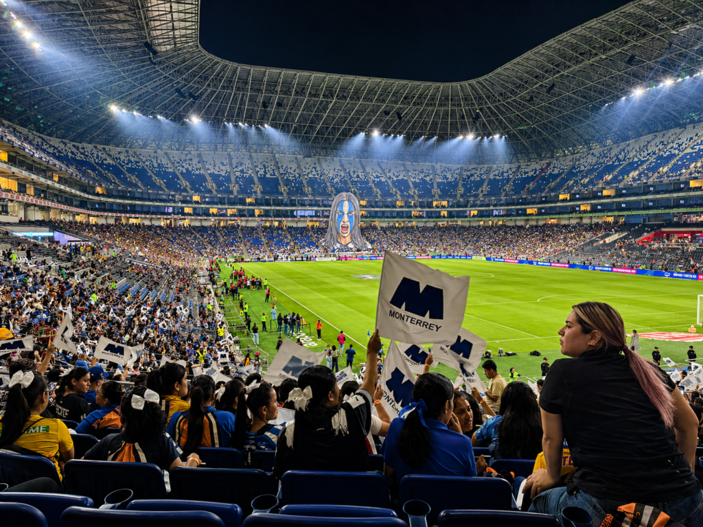 ArcelorMittal acerca a menores del DIF Capullos al Clásico de Rayadas en el estadio BBVA como parte de su compromiso social con el deporte